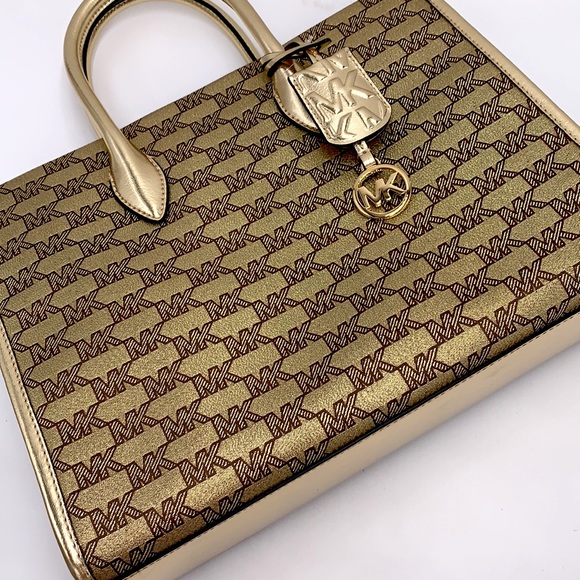 Michael Kors MK Mirella Medium EW Tote Crossbody , Shoulder Bag
PALE GOLD COLOR - Picture 14 of 16